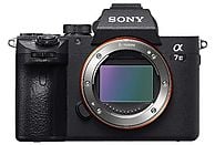 Cámara mirrorless Sony Alpha 7 III con objetivo 28-70mm OSS
