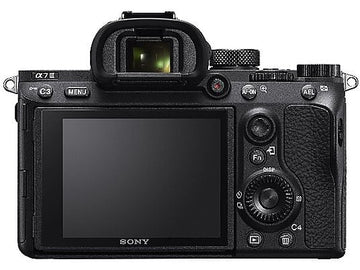 Cámara mirrorless Sony Alpha 7 III con objetivo 28-70mm OSS
